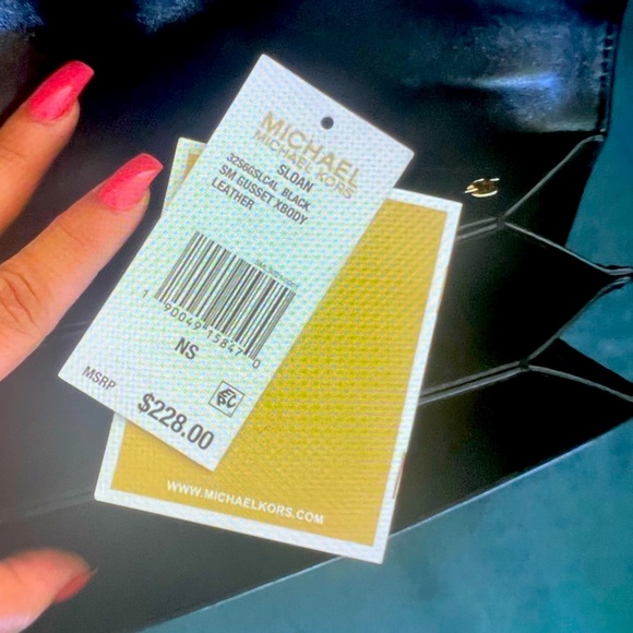 Michael kors envelope bag with long shoulder strap 5 1/2 by 8 in size - Picture 1 of 3